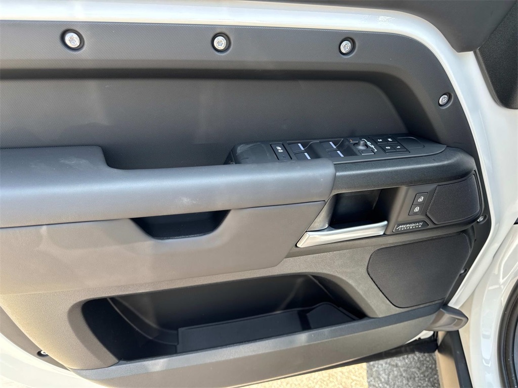 2025 Land Rover Defender 110 V8 photo 13