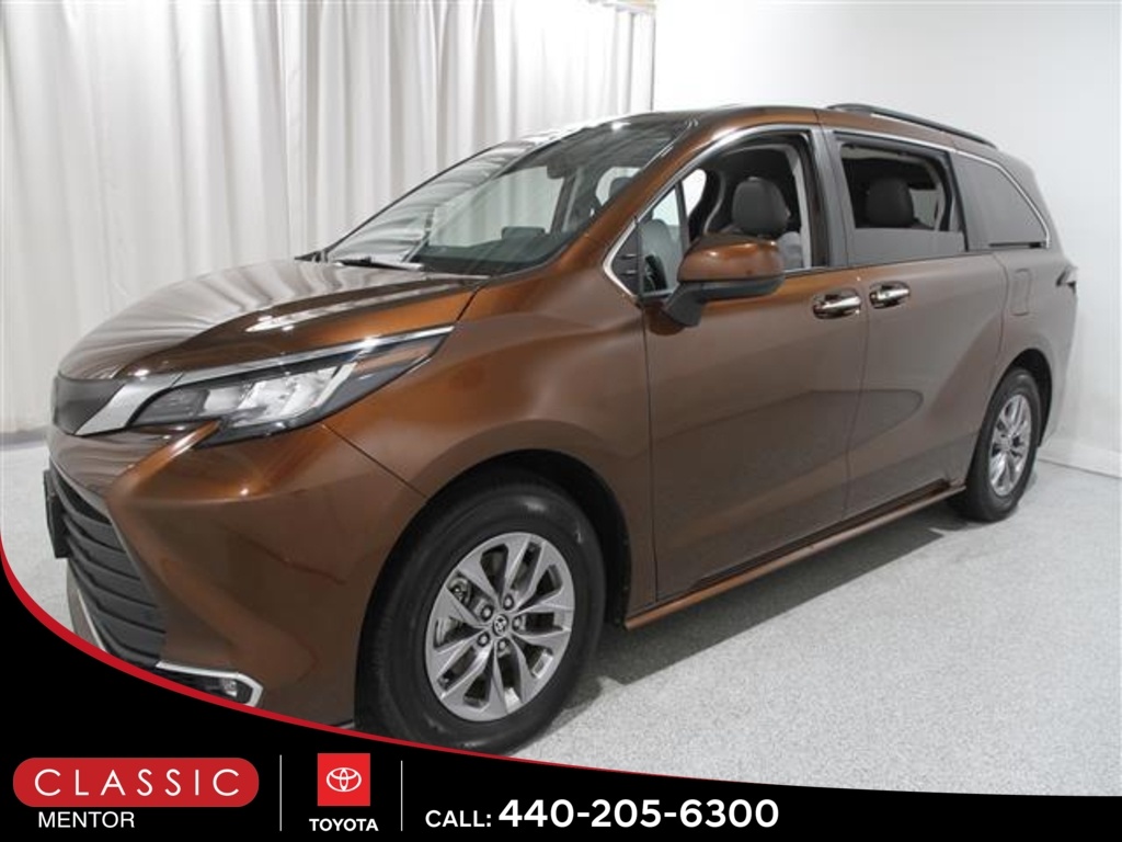 2023 Toyota Sienna XLE photo 3