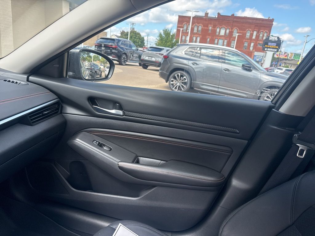 2022 Nissan Altima 2.5 SR photo 8