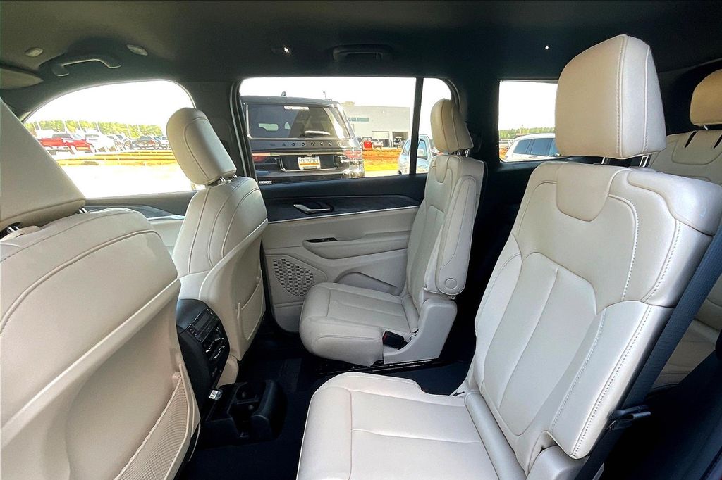 2025 Jeep Grand Cherokee Limited photo 15
