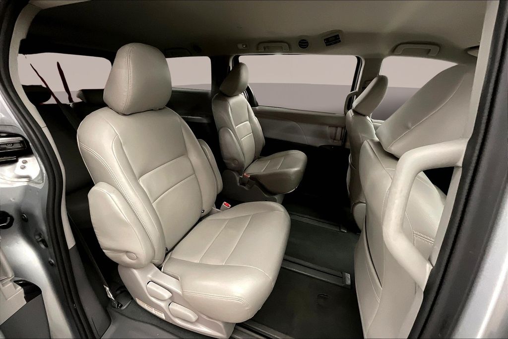 2020 Toyota Sienna L photo 26