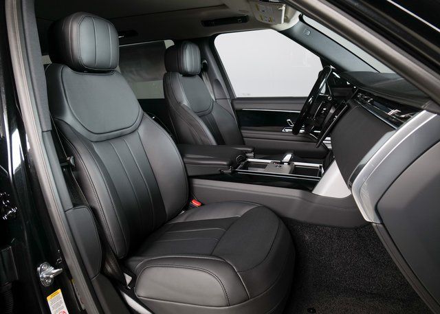 2025 Land Rover Range Rover SE photo 2