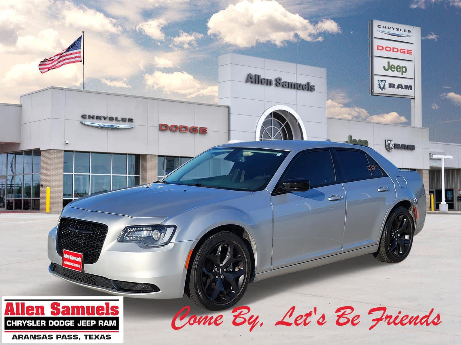 2022 Chrysler 300 Touring's photo