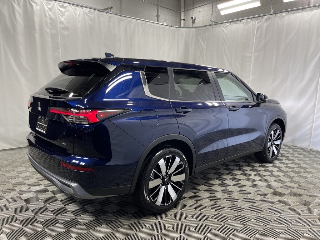 2025 Mitsubishi Outlander SE photo 3