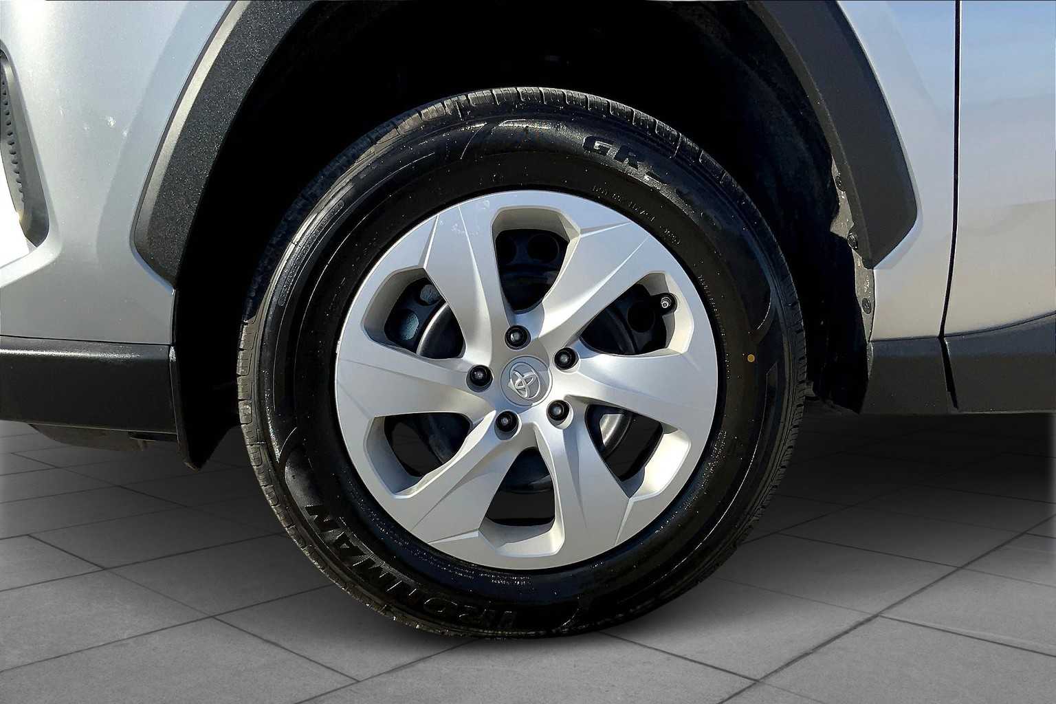 2024 Toyota RAV4 LE photo 7