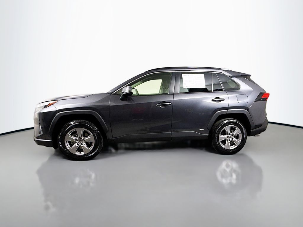 2025 Toyota RAV4 Hybrid XLE photo 4