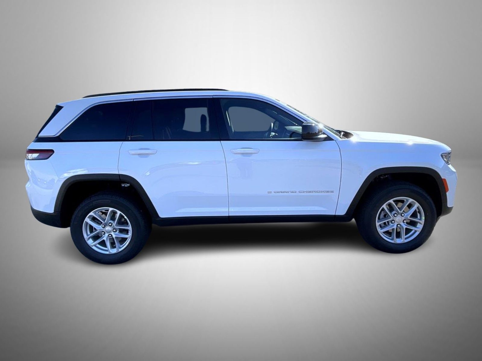 2025 Jeep Grand Cherokee Laredo photo 3