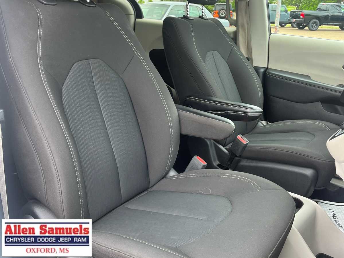 2023 Chrysler Voyager LX photo 15