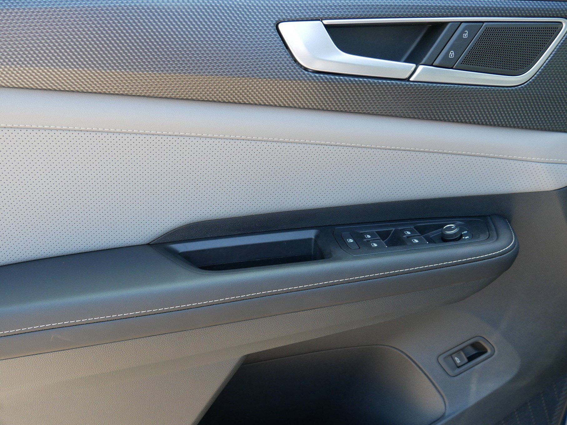 2025 Volkswagen Atlas Cross Sport SEL photo 4