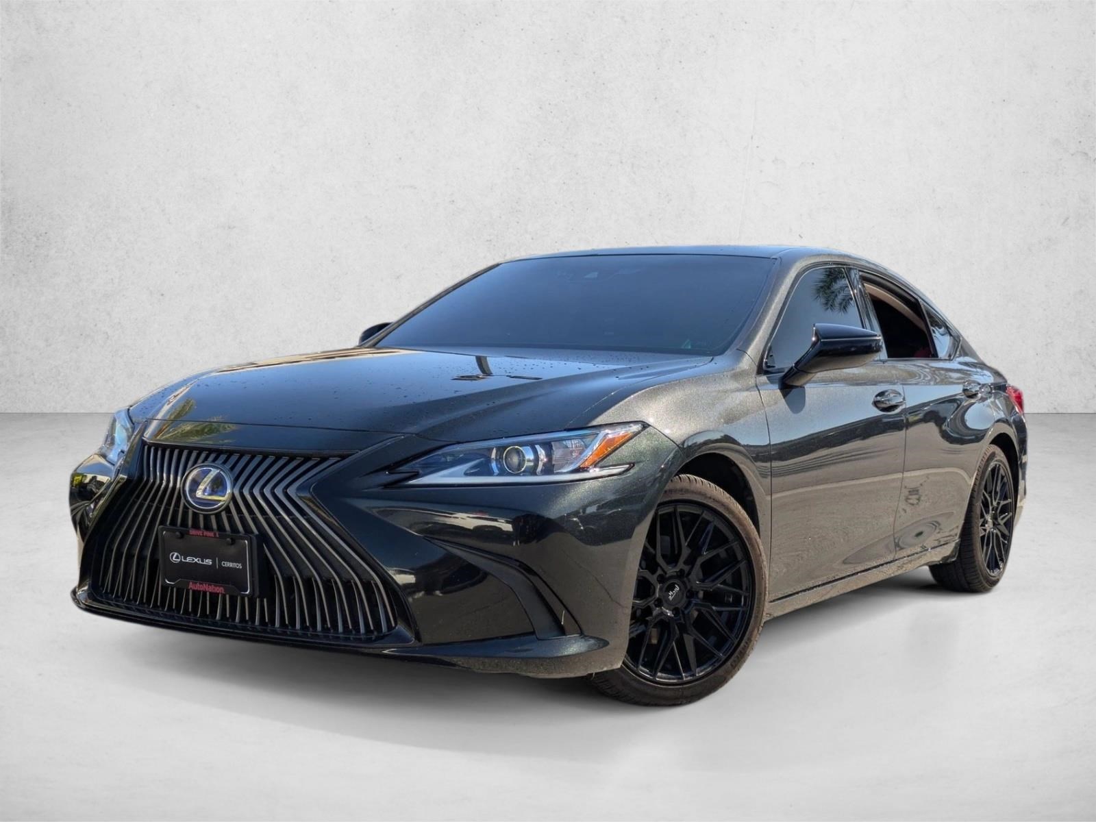 2021 Lexus ES Hybrid 300h's photo