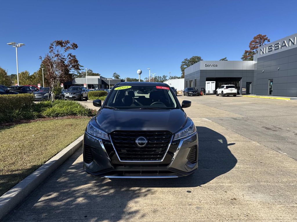 2025 Nissan Kicks Play S photo 2