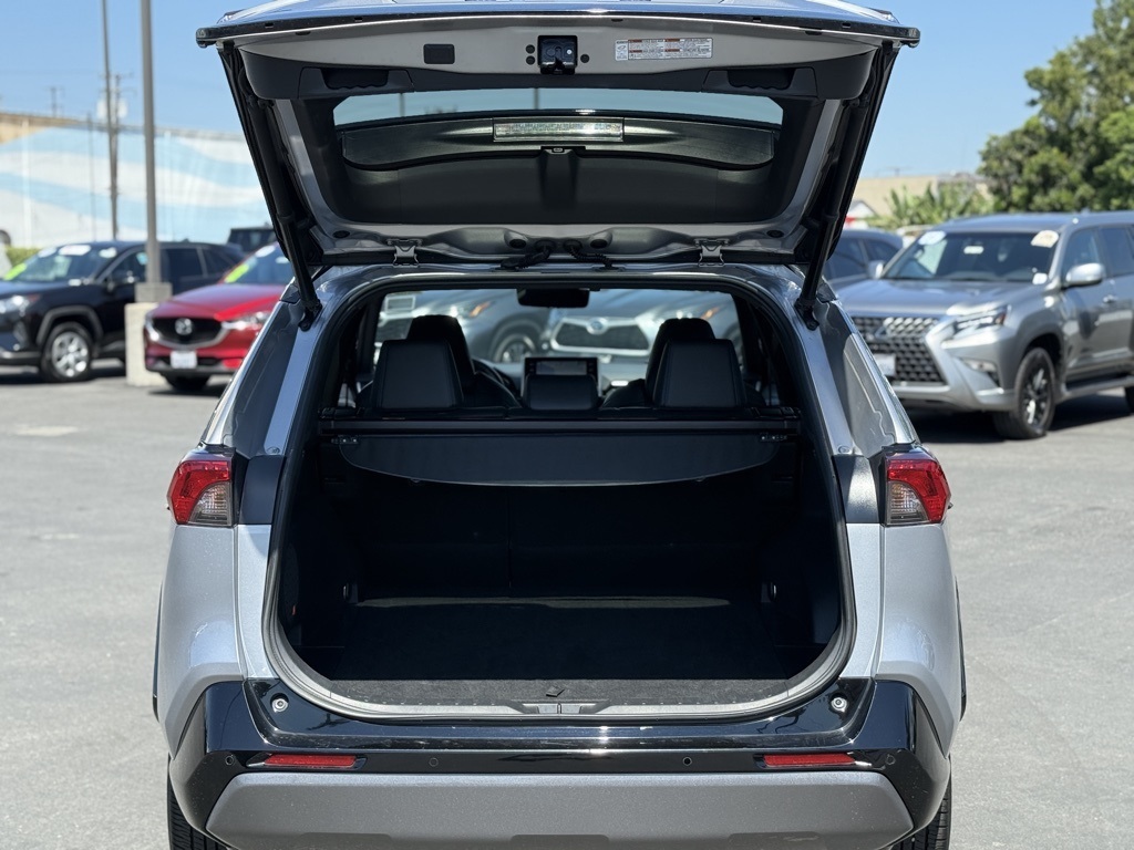 2020 Toyota RAV4 Hybrid XSE photo 13