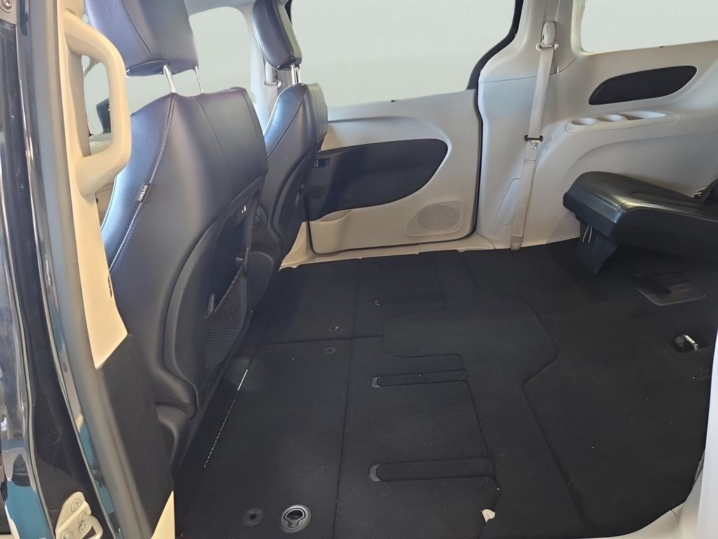 2022 Chrysler Pacifica Touring L photo 10