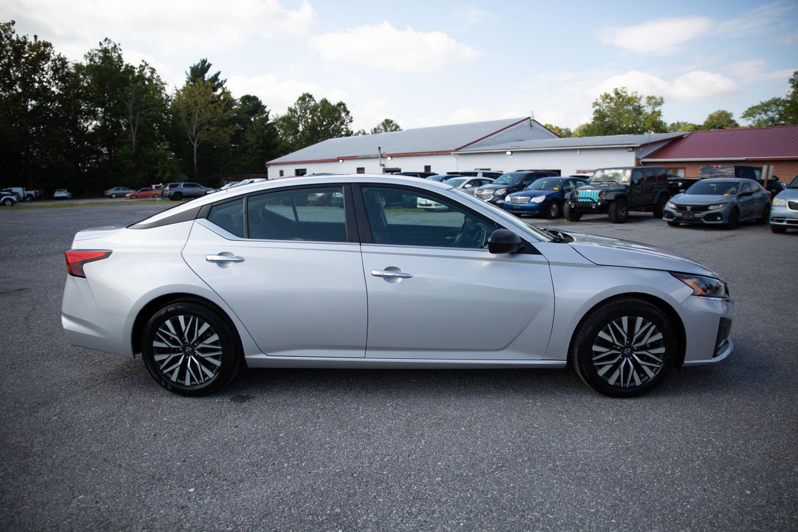 2024 Nissan Altima 2.5 SV photo 2