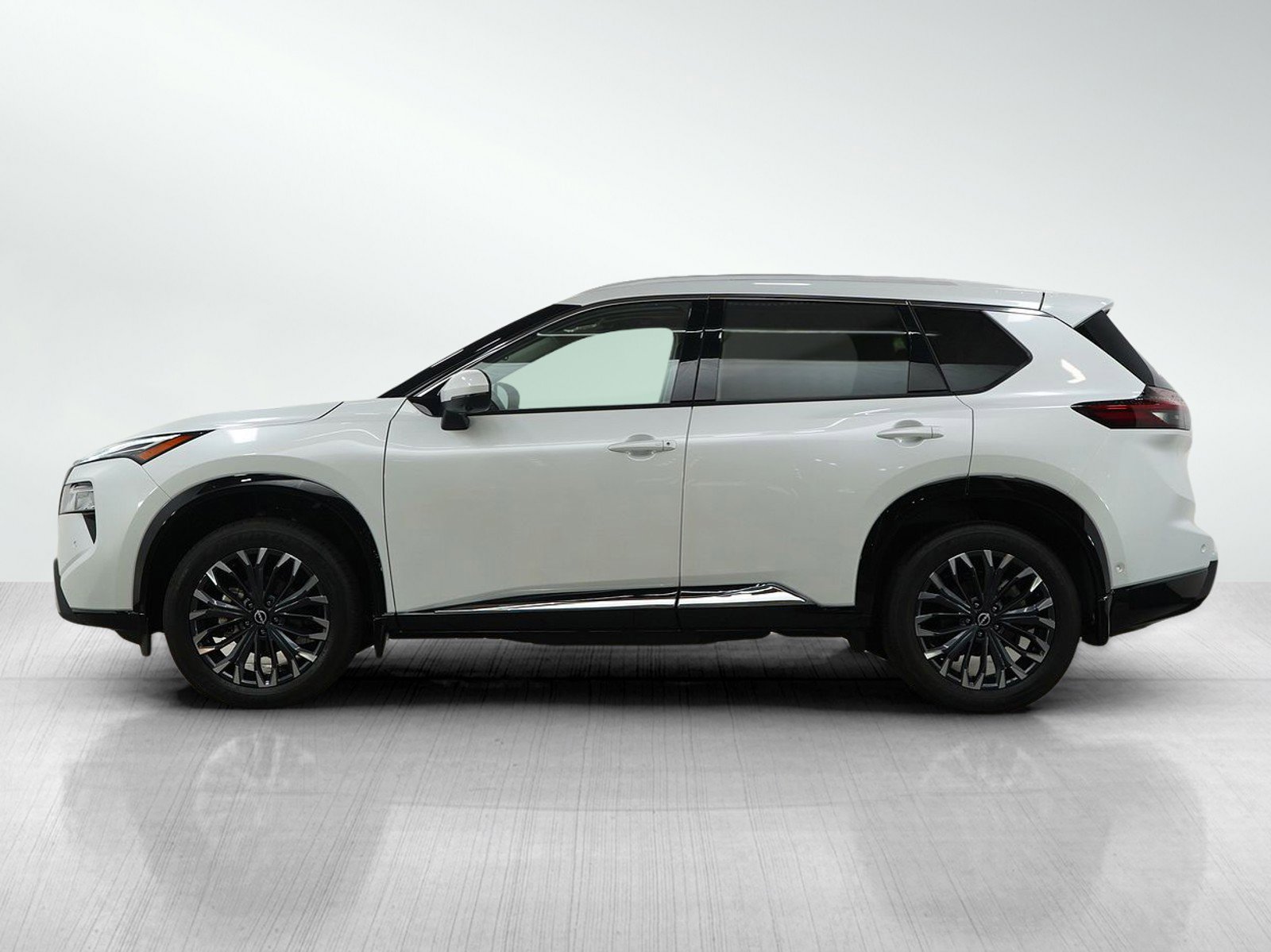 2024 Nissan Rogue Platinum photo 2