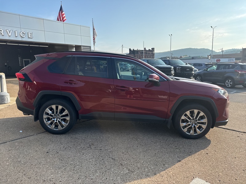 2021 Toyota RAV4 XLE Premium photo 6
