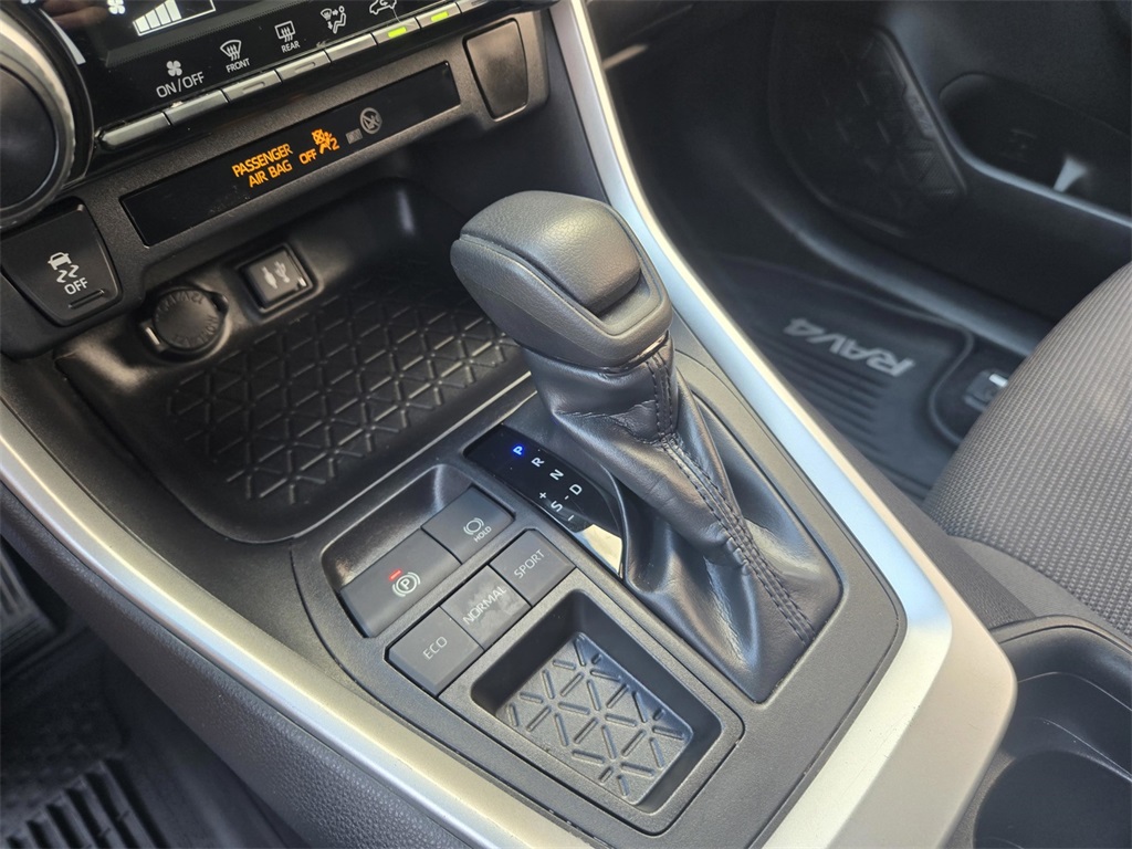 2019 Toyota RAV4 LE photo 18
