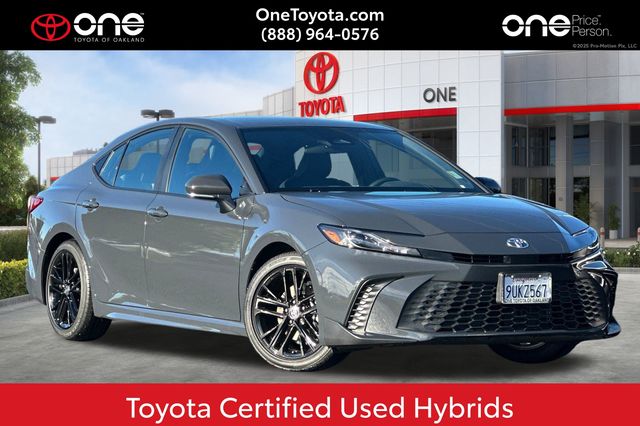 2025 Toyota Camry SE's photo