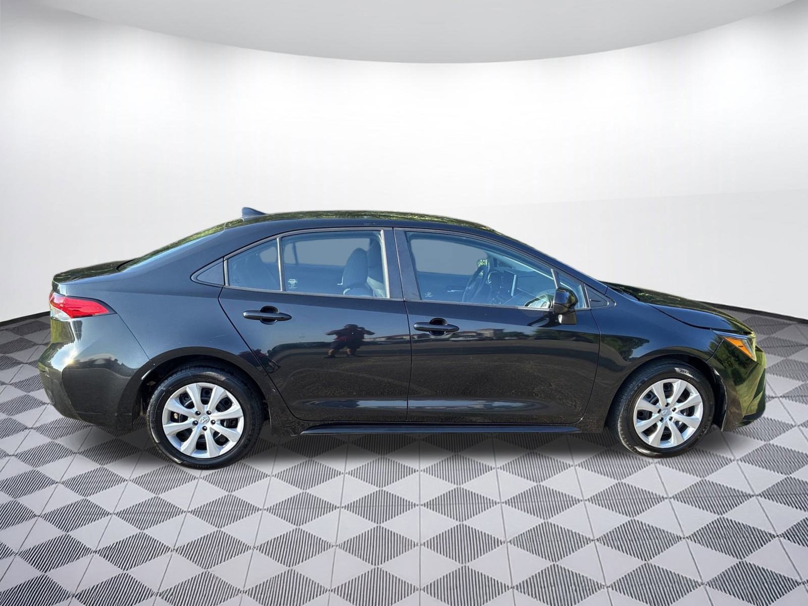 2021 Toyota Corolla LE photo 6
