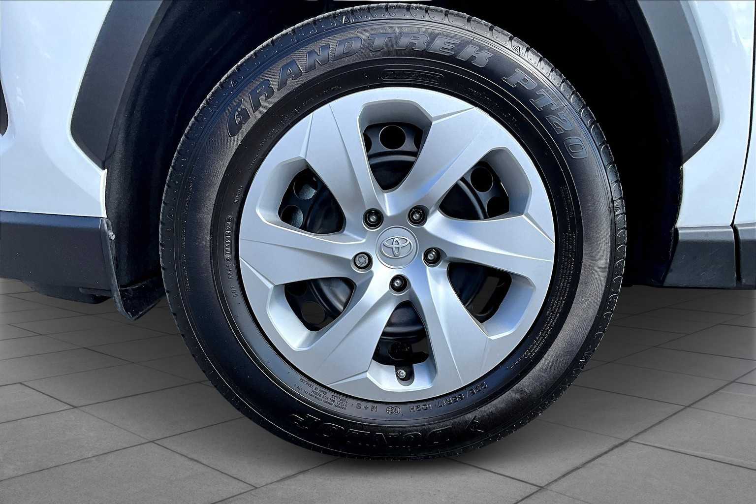 2024 Toyota RAV4 LE photo 9