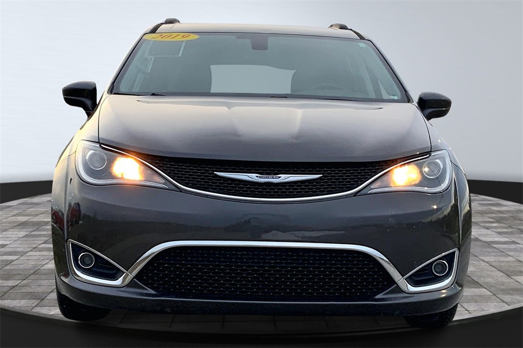 Used 2019 Chrysler Pacifica Touring L with VIN 2C4RC1BG8KR625219 for sale in Kansas City