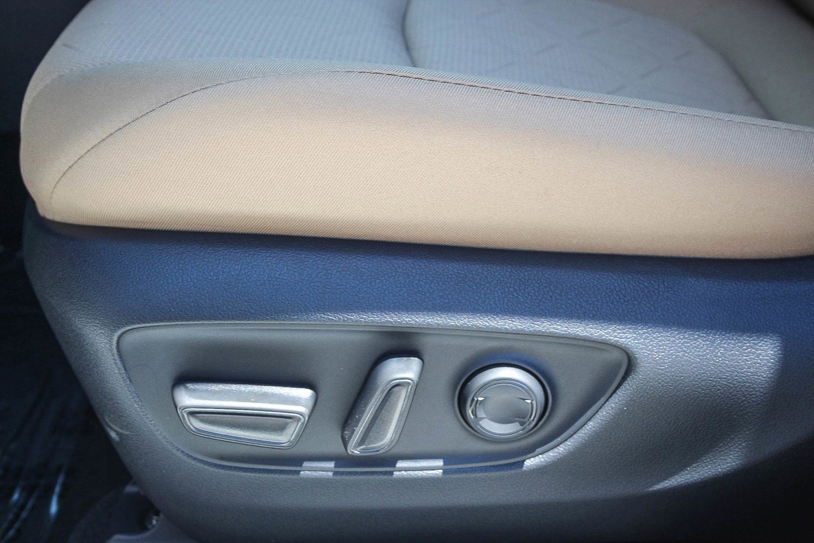2025 Toyota RAV4 Hybrid XLE photo 24