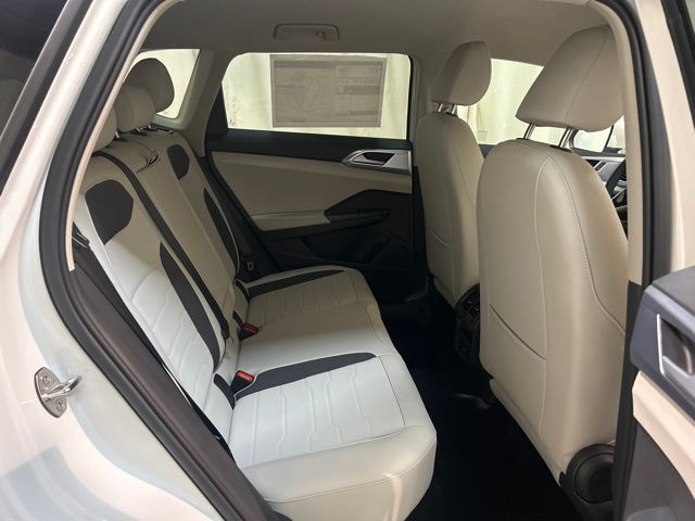 2025 Volkswagen Taos SE photo 28