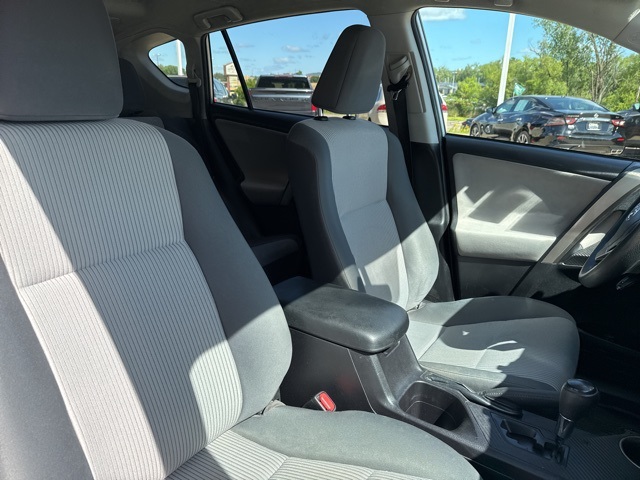 2015 Toyota RAV4 LE photo 21