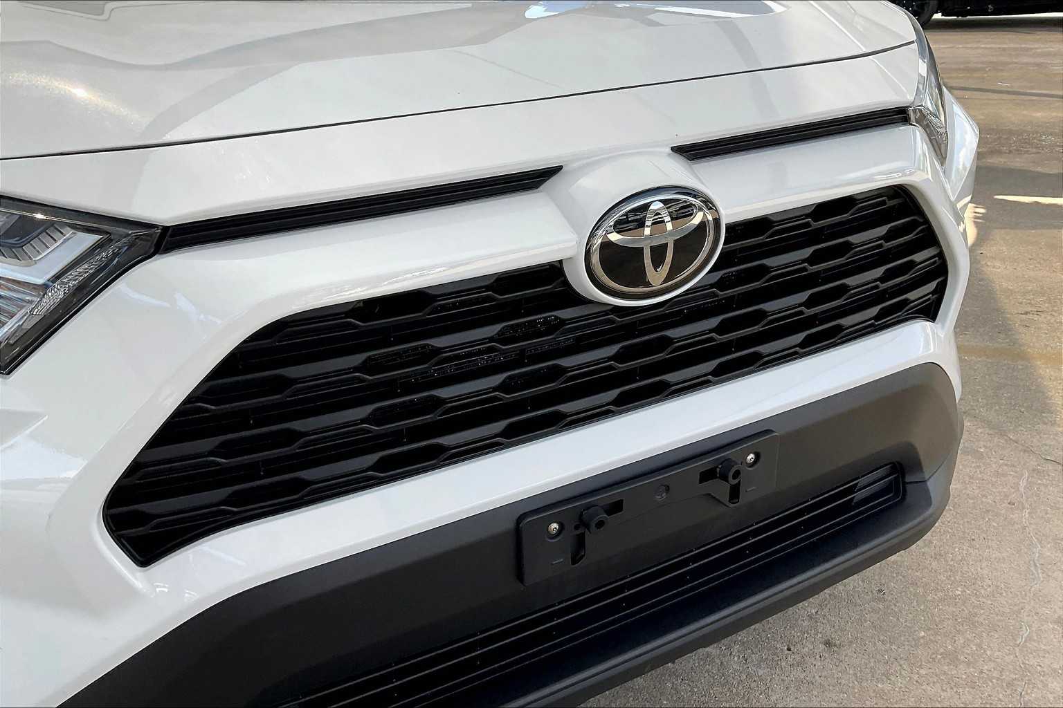 2024 Toyota RAV4 XLE photo 27