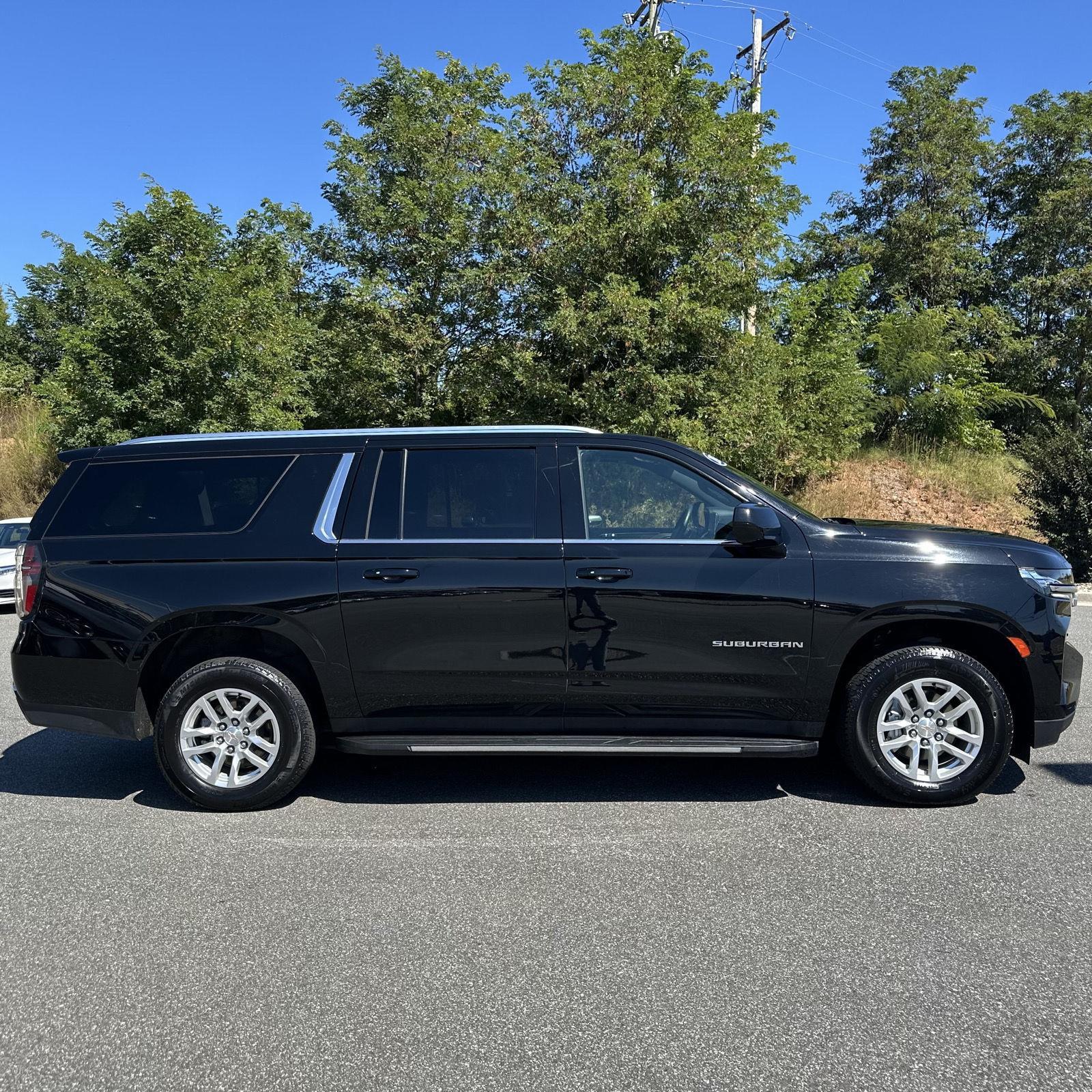 2024 Chevrolet Suburban LT photo 4