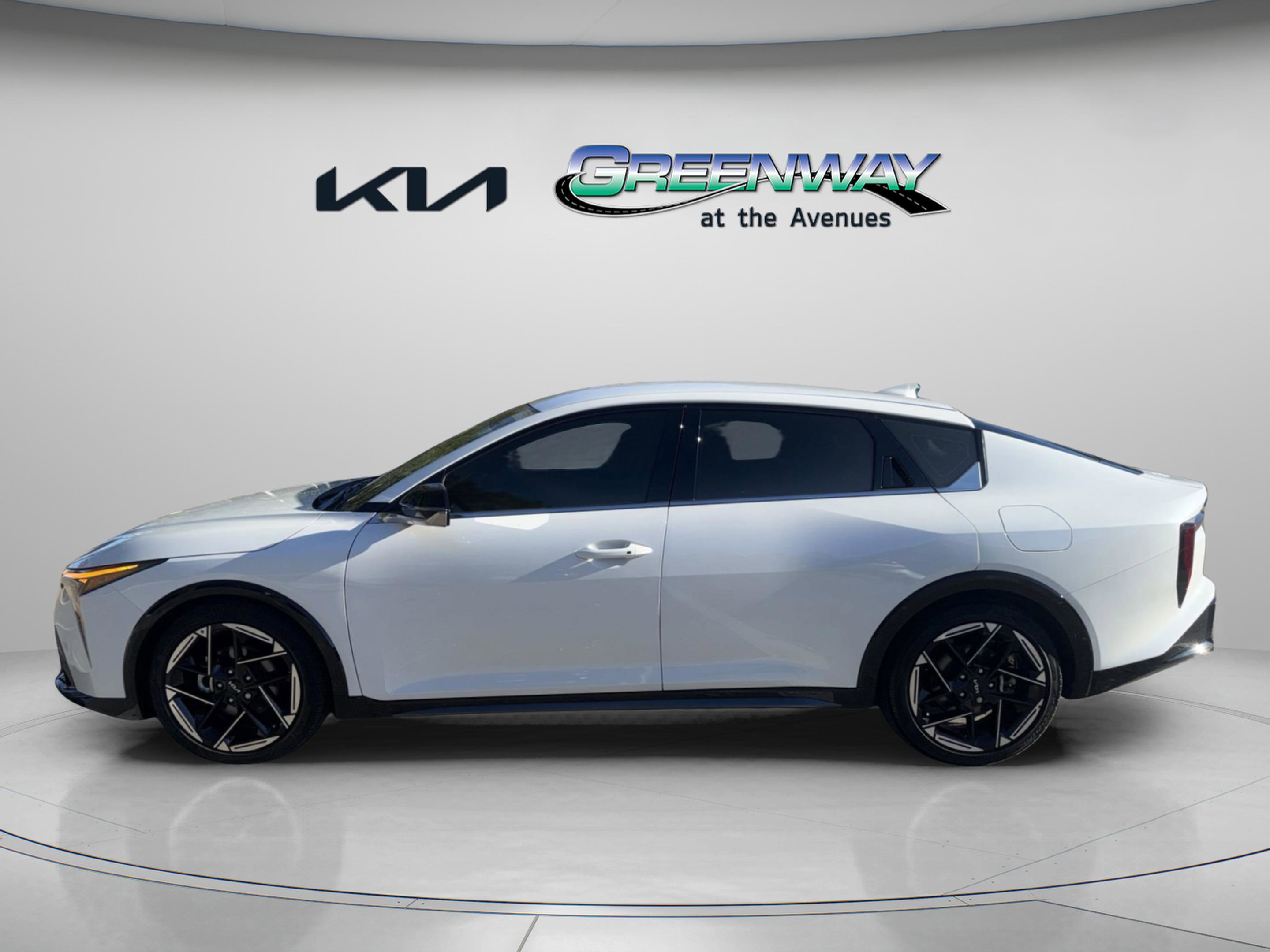 2025 Kia K4 GT-Line photo 2