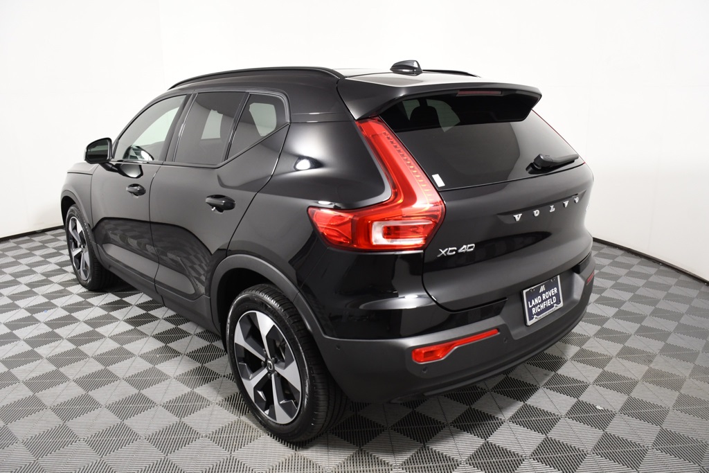 2025 Volvo XC40 Plus photo 2