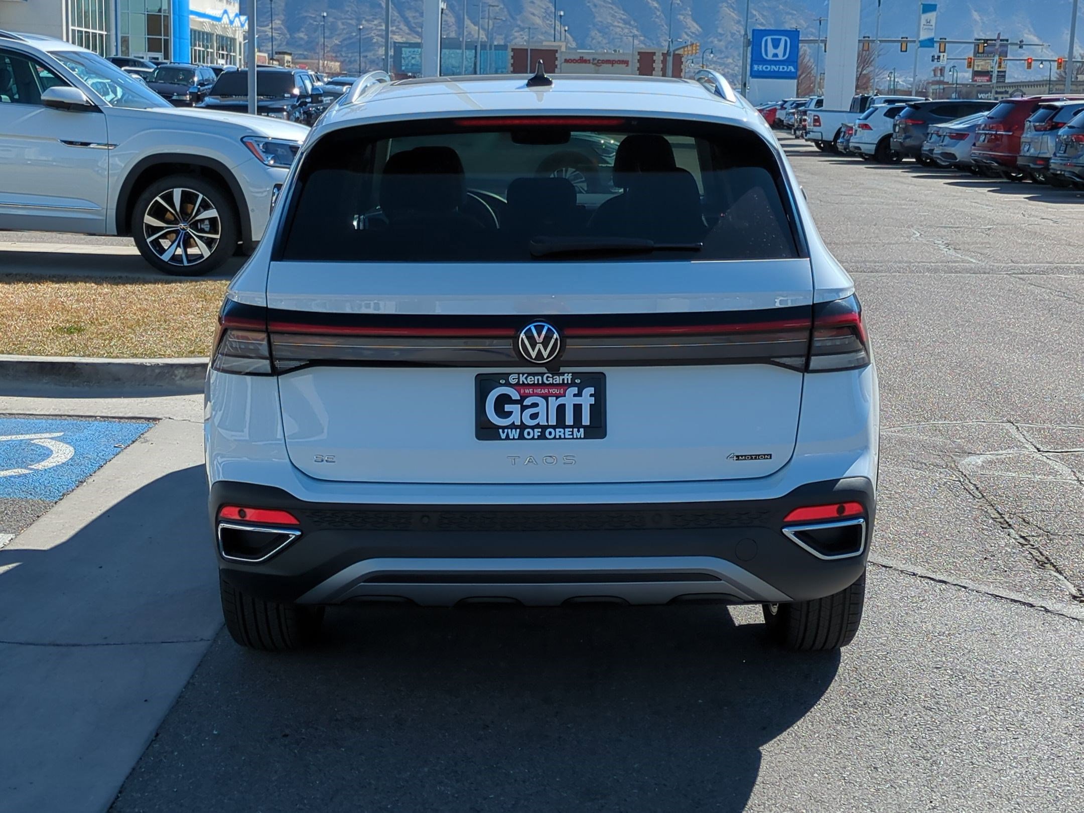 2025 Volkswagen Taos SE photo 4
