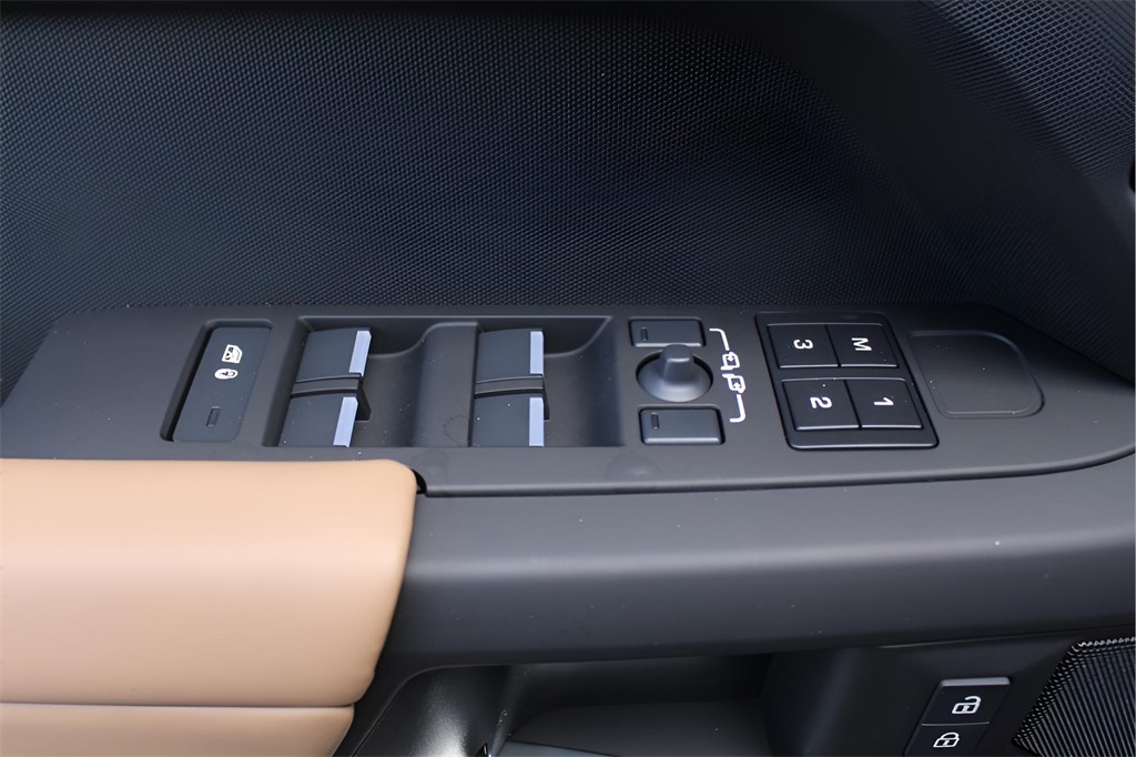 2025 Land Rover Defender 110 S photo 10