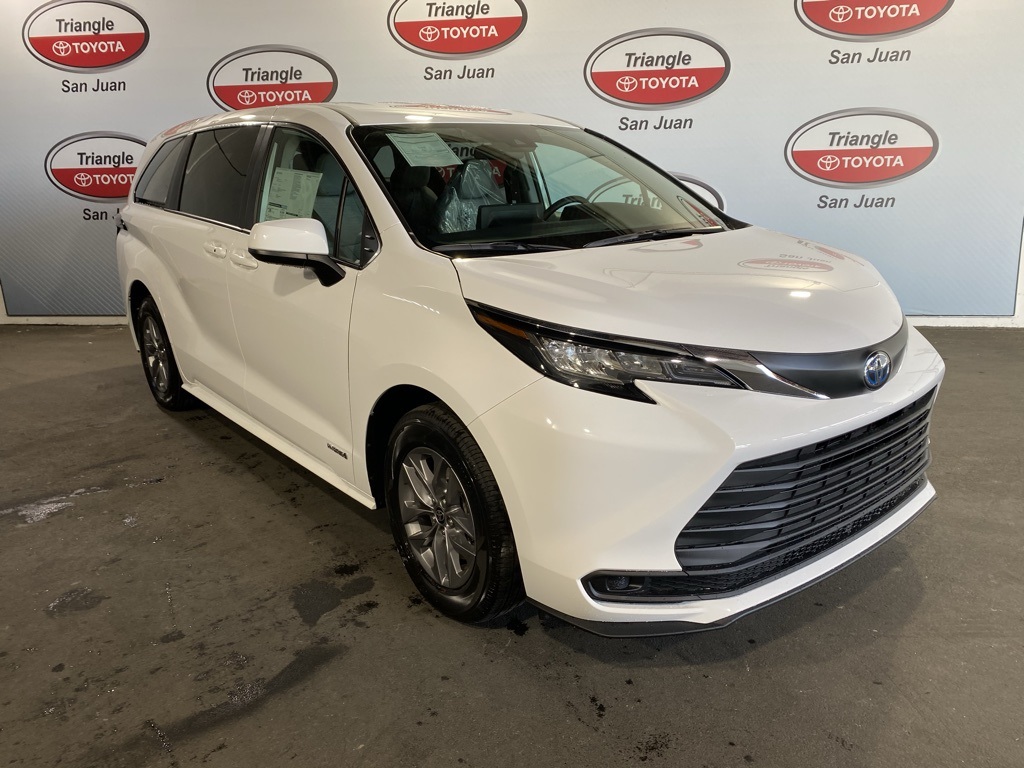 2025 Toyota Sienna LE photo 2