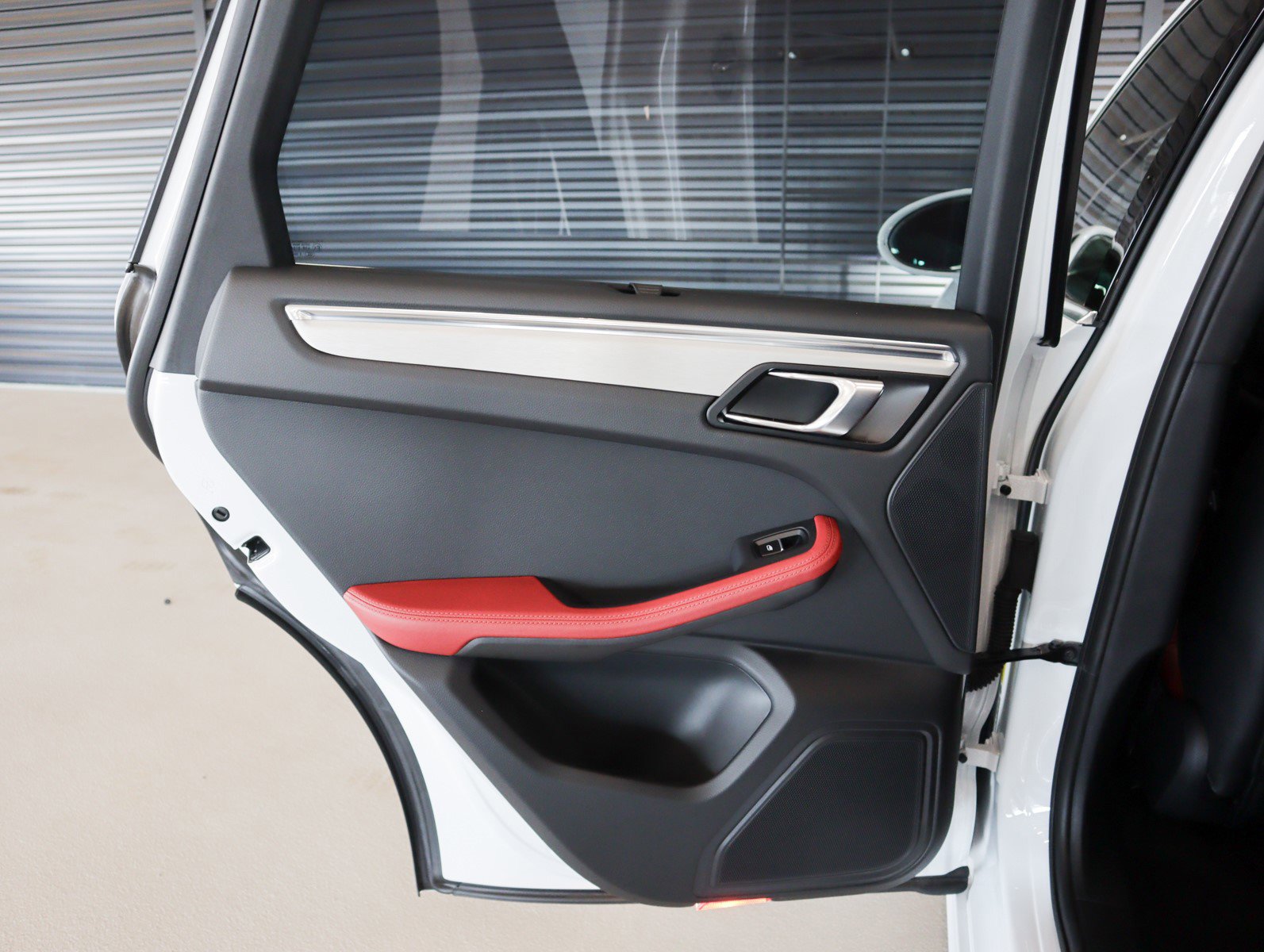 2025 Porsche Macan S photo 21