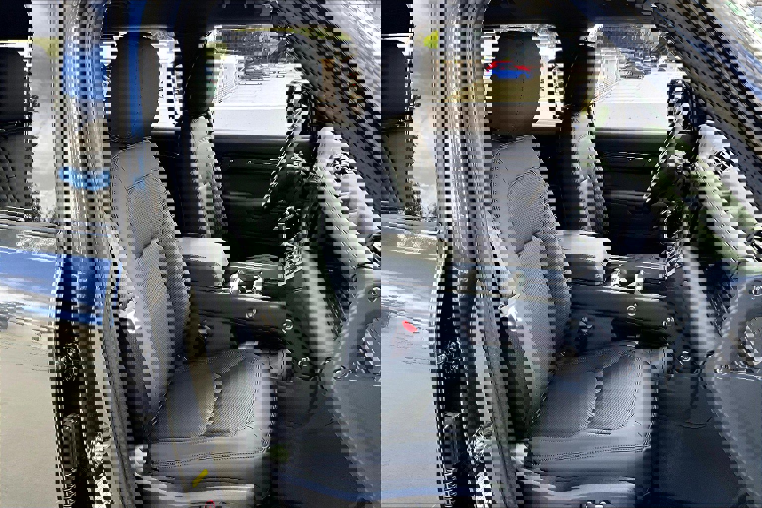 2025 Land Rover Defender 130 X-Dynamic SE photo 4