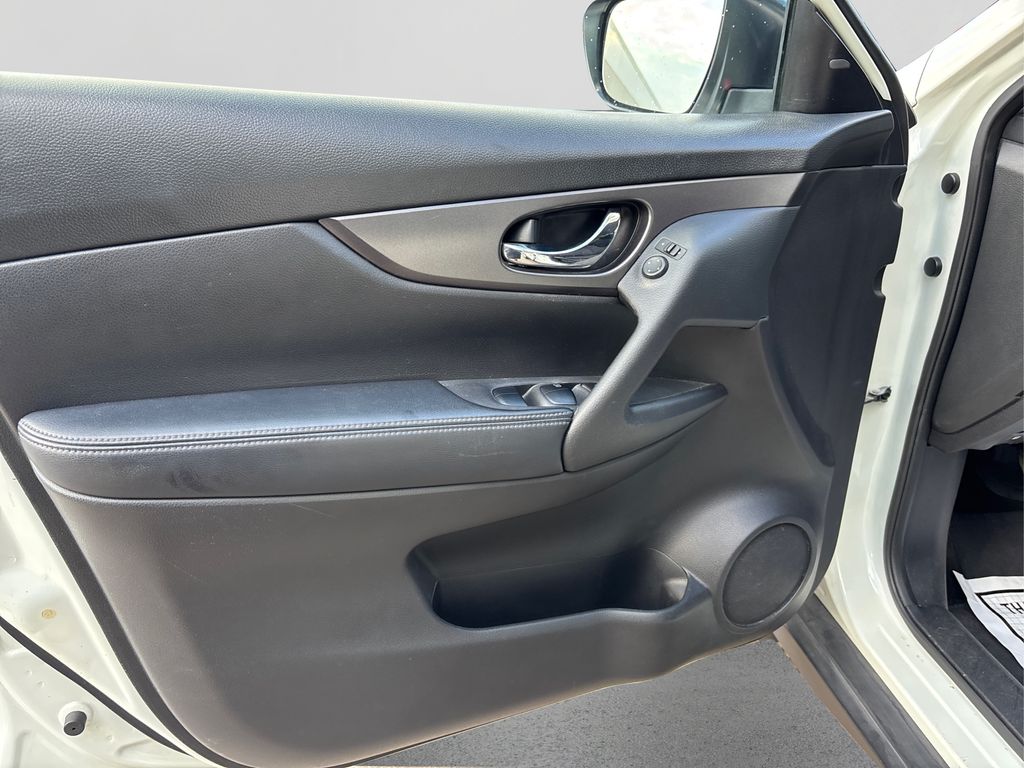 2016 Nissan Rogue SV photo 23