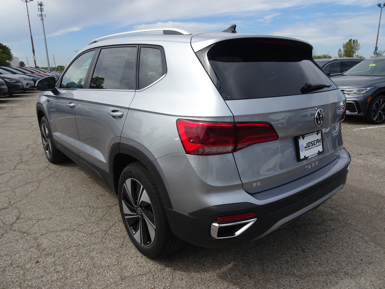 2024 Volkswagen Taos SE photo 3