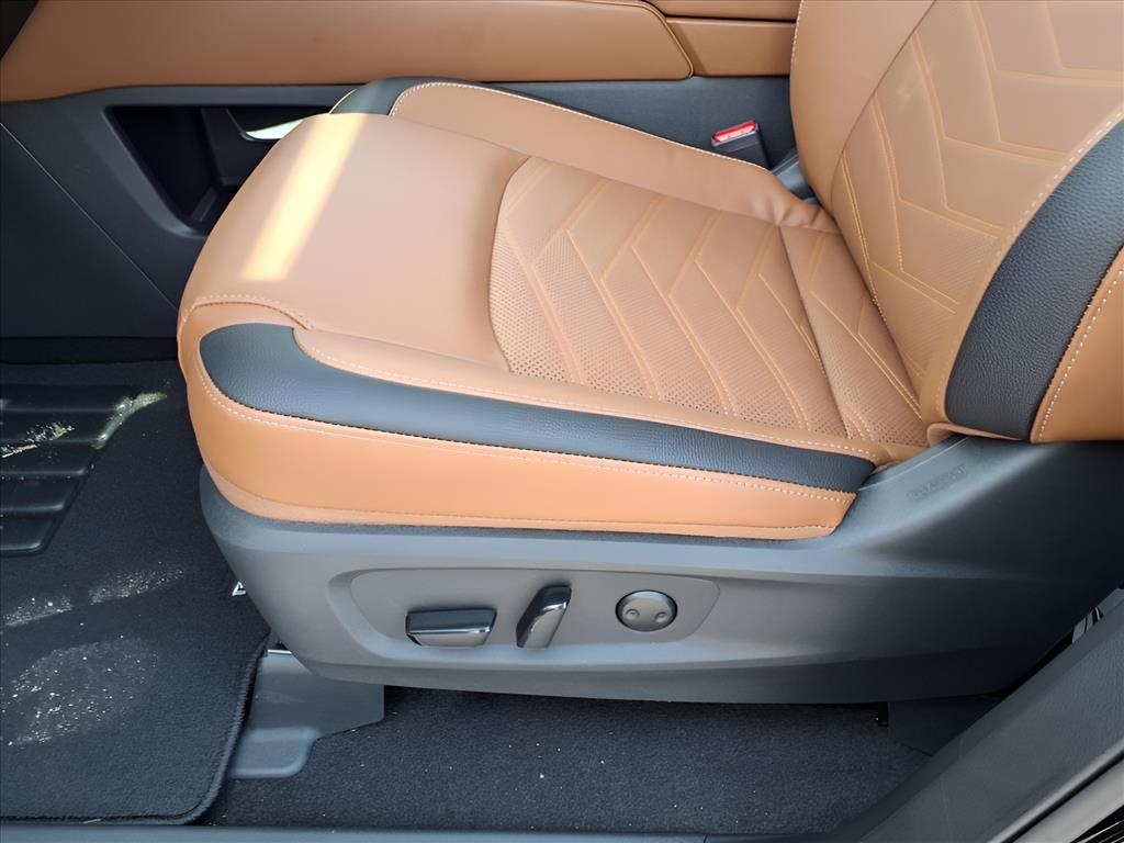 2025 Nissan Pathfinder Platinum photo 13