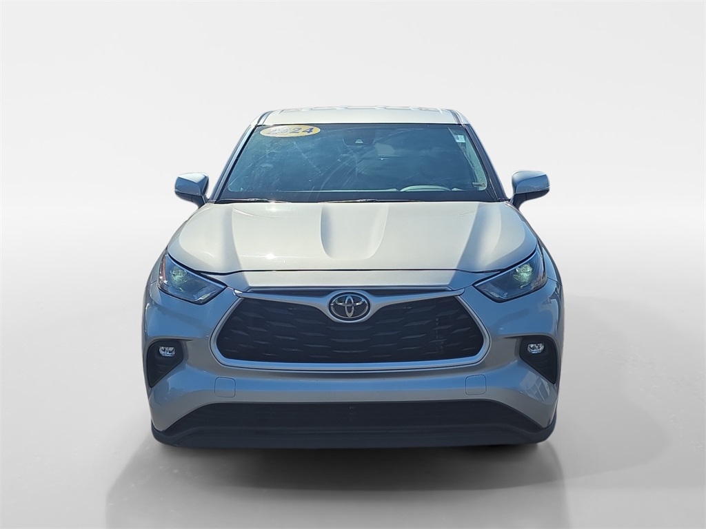 2024 Toyota Highlander LE photo 3