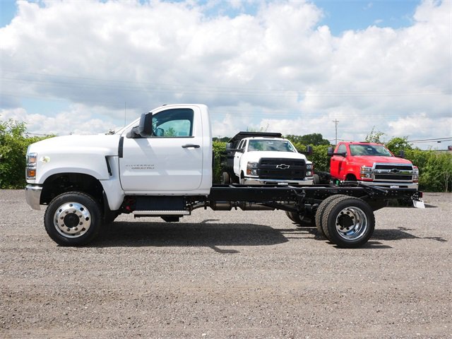 2025 Chevrolet Silverado 6500HD Work Truck photo 2