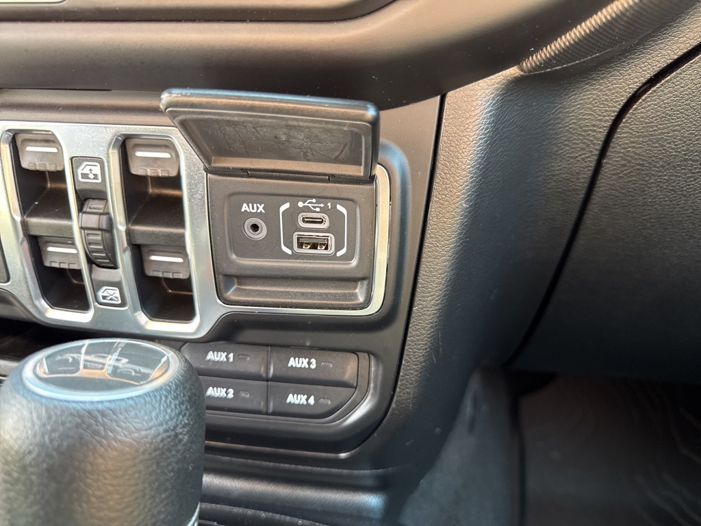 2021 Jeep Gladiator Willys photo 35