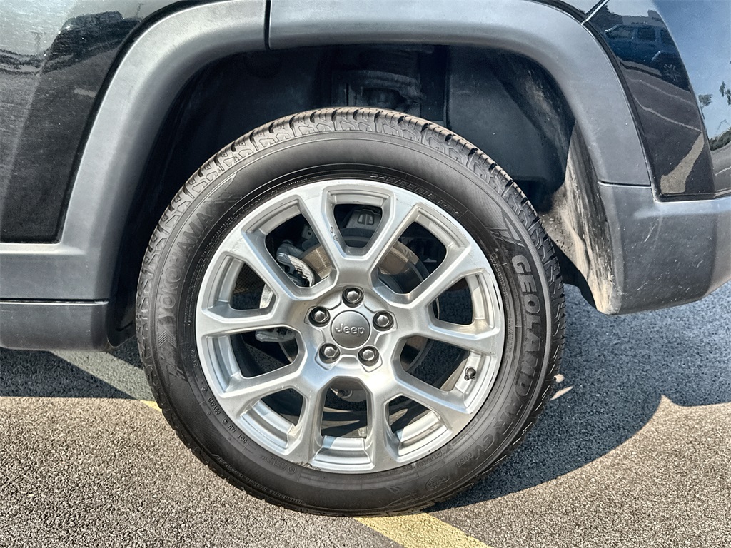 2022 Jeep Compass Latitude Lux photo 9
