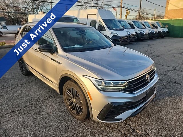 2022 Volkswagen Tiguan SE R-LINE BLACK's photo