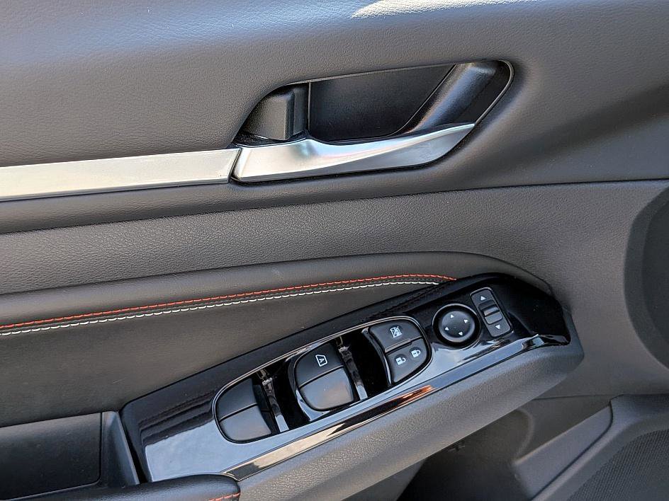 2023 Nissan Altima SR photo 13