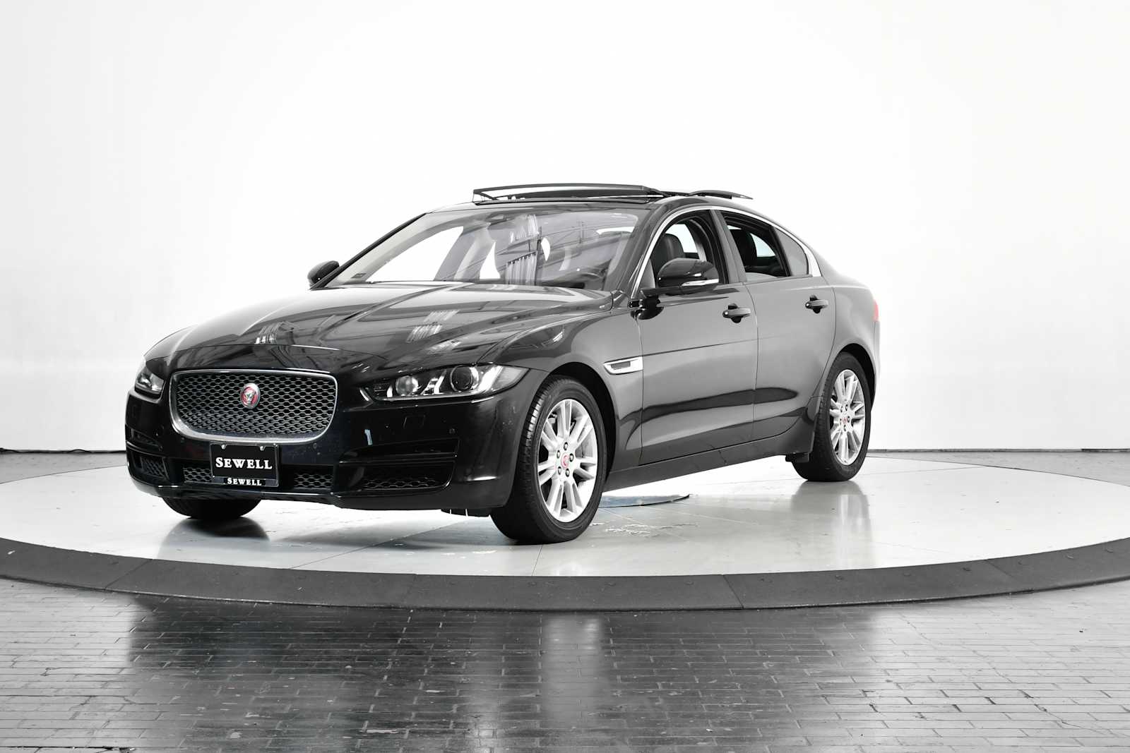 2017 Jaguar XE Premium's photo