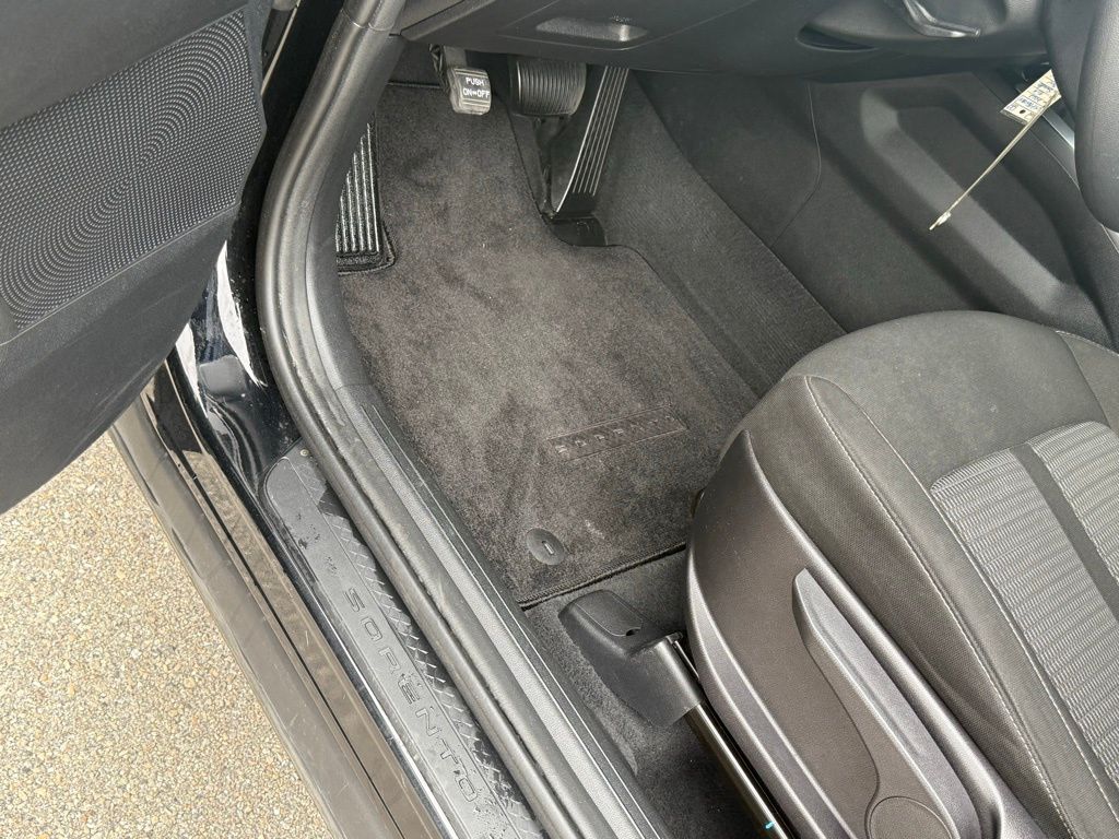 2022 Kia Sorento LX photo 29