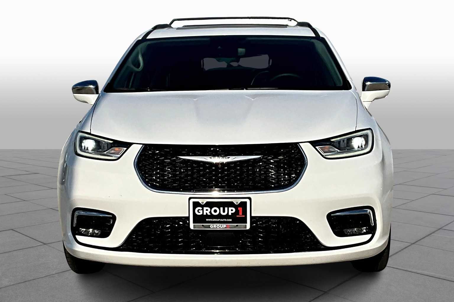 2022 Chrysler Pacifica Limited photo 3