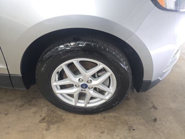 2022 Ford Edge SEL photo 2